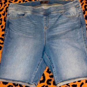 Torrid size 3 Feelthefit shorts